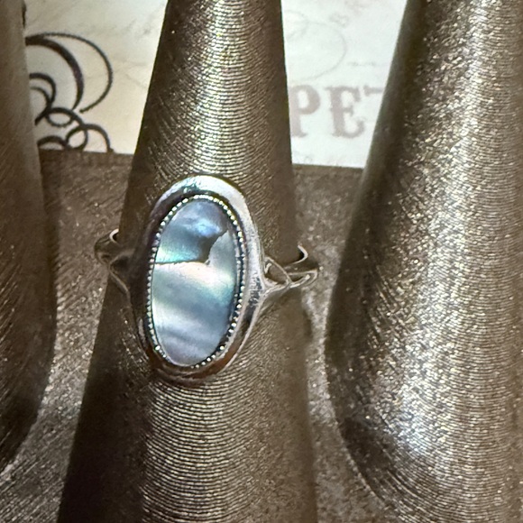 Vintage Avon Silver Ring with Iridescent Mother-of-Pearl Oval - Picture 2 of 15
